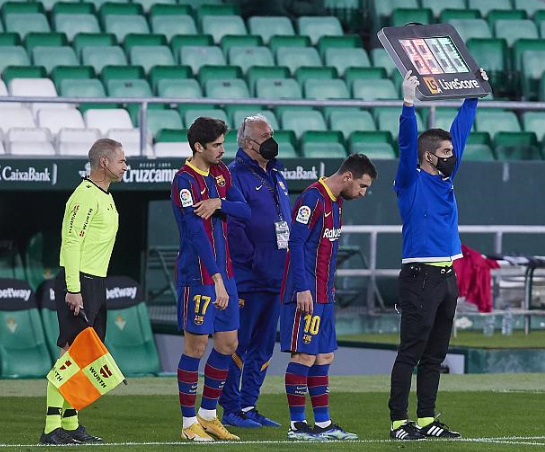  亚特兰大中场直塞洞穿对手整条防线